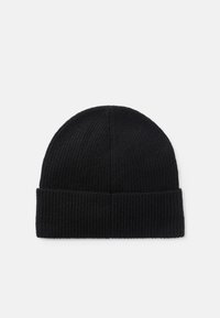 Gorro de malha preto, com textura canelada e punho dobrado. O material parece suave e elástico, adequado para o tempo frio.