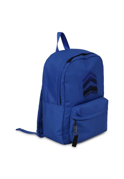 Sac à dos bleu en tissu avec une texture lisse, présentant une poche zippée à l'avant, une poignée de transport en haut et un design de logo en chevrons.