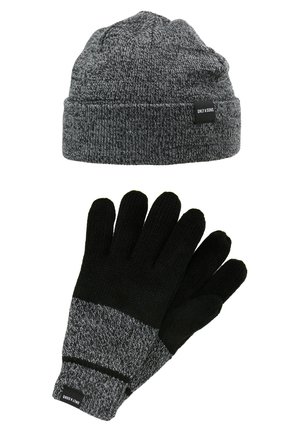 Bonnet en tricot gris avec une bordure repliée et une étiquette de logo, accompagné de gants noirs avec un poignet en tricot gris et une paume texturée pour une meilleure prise.