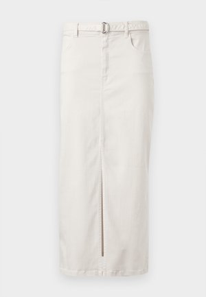 Longue jupe blanche avec fente avant et ceinture fine attachée avec boucle argentée, en tissu denim.
