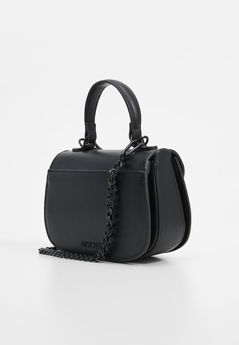 Schwarzlederne Handtasche mit strukturiertem Design, ausgestattet mit einem oberen Griff und einem abnehmbaren Metallkettentragegurt. Glatte Textur und minimalistische Markenkennzeichnung.