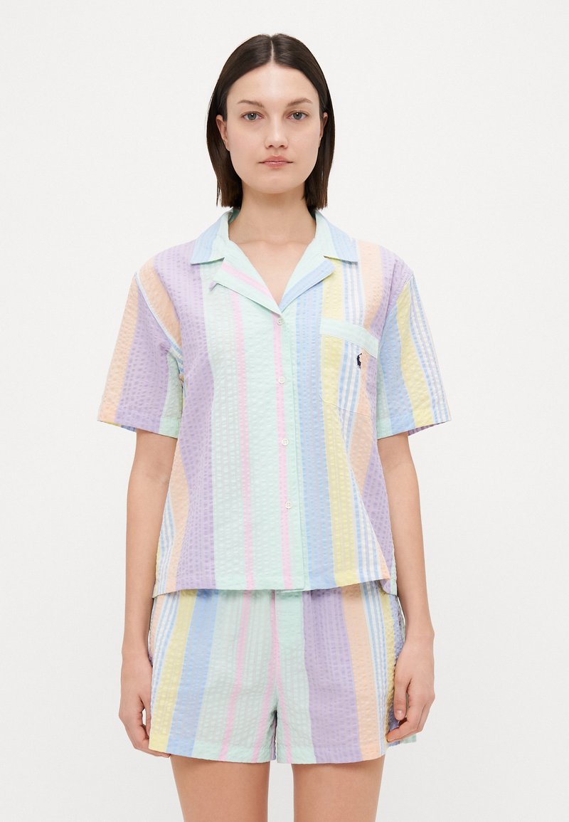 Korte mouw, knoopsluiting pyjama set in pastelkleurige gestreepte patroon, met een textuur stof en een borstzak, met bijpassende shorts.