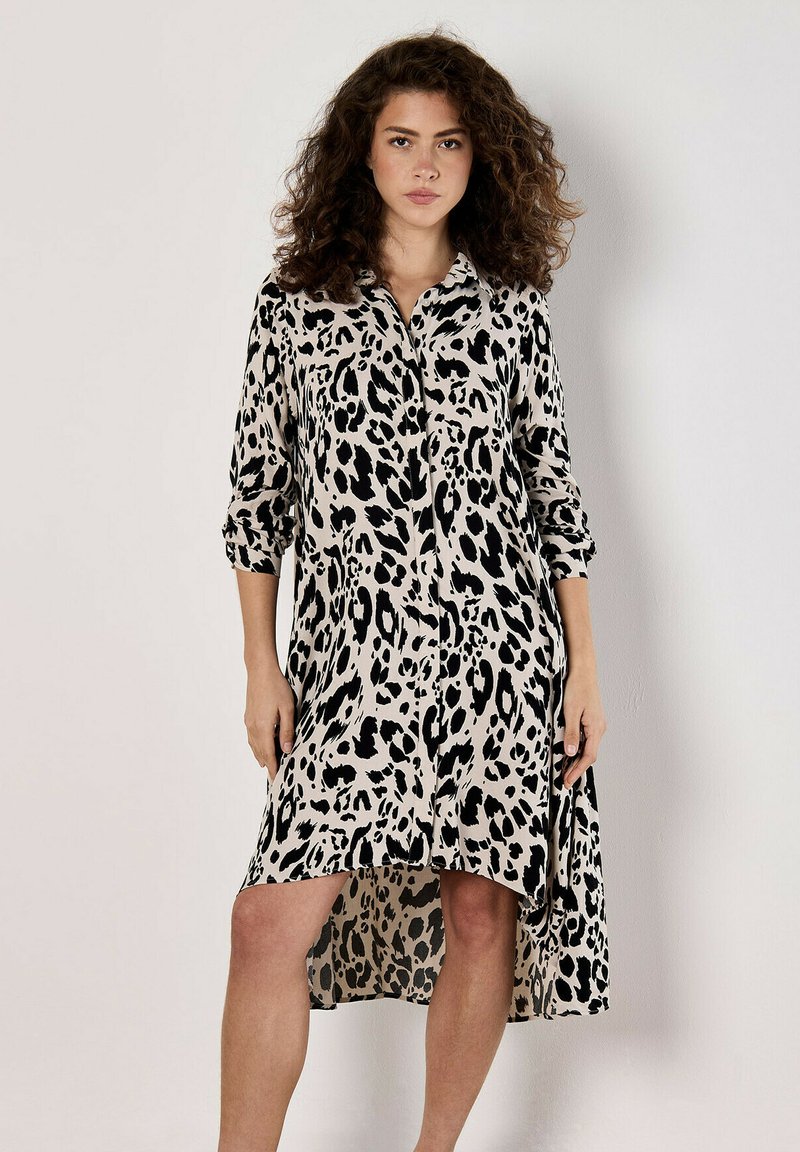 Leopardenmuster Hemdkleid in Beige und Schwarz. Lange Ärmel, durchgehende Knopfleiste, asymmetrischer Saum mit fließendem Stofftextur.