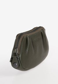 Groene leren tas met een gestructureerde afwerking, ritssluiting aan de bovenkant, ronde vorm en geplooide details aan de zijkanten.