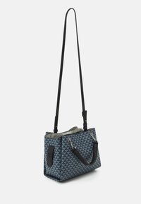 Niebieska torebka z wzorem w trójkąty, czarne akcenty, regulowany pasek oraz srebrny detal na górnym otwarciu.