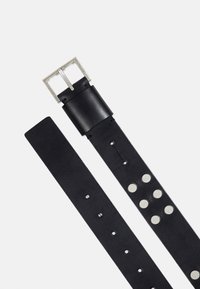 Cintura in pelle nera con una fibbia rettangolare argentata, decorata con borchie metalliche lungo un lato e con diversi fori per la regolazione lungo tutta la lunghezza.