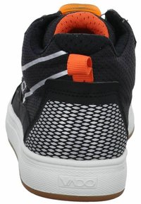 Scarpa sportiva in mesh nera con accenti arancioni, retro testurizzato, suola bianca e strisce riflettenti. Dotata di una linguetta per indossarla facilmente.