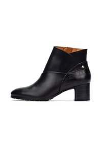 Bottine cheville en cuir noir avec une finition mate, présentant un panneau en relief crocodile et un talon épais. Design élégant avec un bout rond.