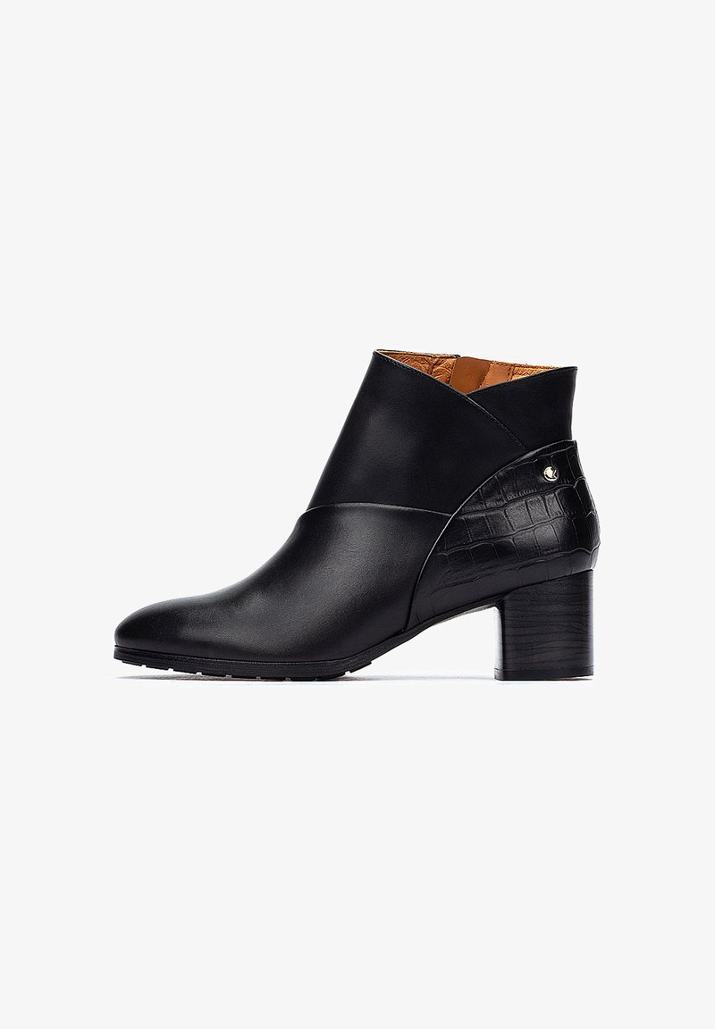 Bottine cheville en cuir noir avec une finition mate, présentant un panneau en relief crocodile et un talon épais. Design élégant avec un bout rond.