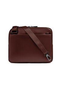 Bolso mensajero de cuero marrón con textura suave, cierre de cremallera, correa de hombro ajustable y detalle de bolsillo frontal.