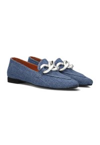 Blauwe denim loafers met een spitse neus, zilveren kettingdetails aan de voorkant en een vlakke zwarte zool. Bruine binnenvoering.