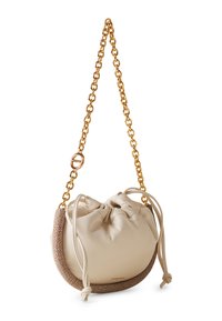 Beige Leder-Handtasche mit einem Zugverschluss, goldener Kettenriemen und einem strukturierten, tanfarbenen Akzent am unteren Rand.