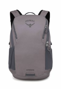 Osprey Astronova Rucksack, graues Gewebe mit strukturierter Oberfläche, verfügt über doppelte Reißverschlüsse, verstärkte Riemen und ein Logo an der Oberseite.