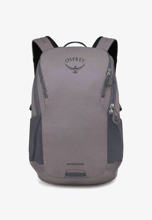 Sac à dos Osprey Astronova en tissu gris avec finition texturée, muni de double zippers, de bretelles renforcées et d'un logo en haut.