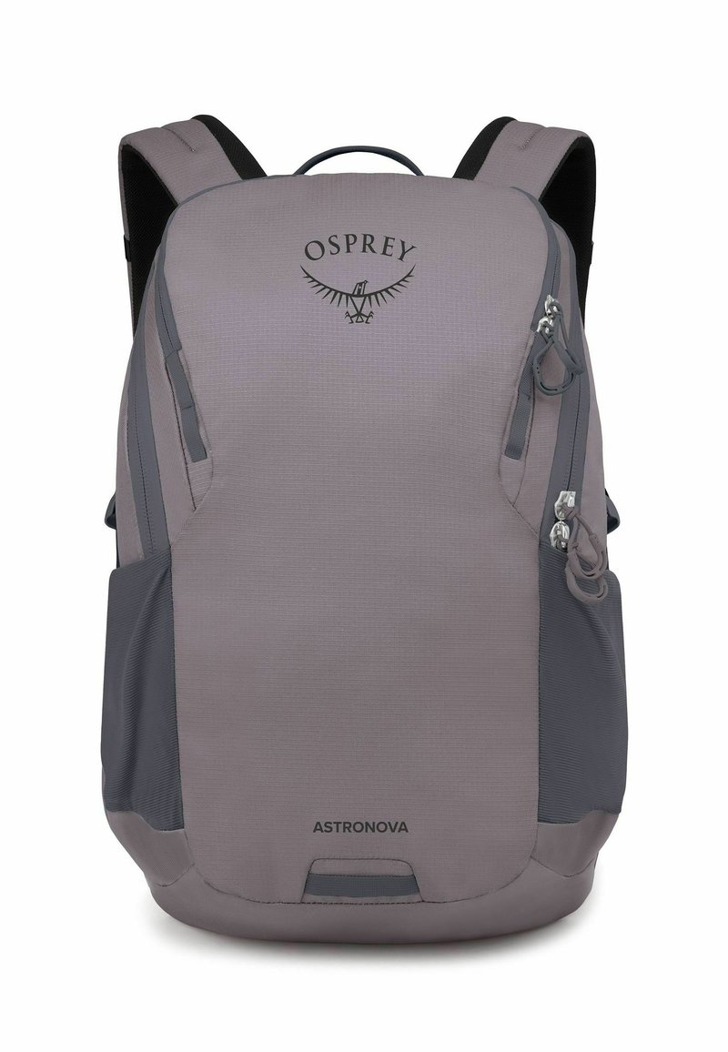 Osprey Astronova Rucksack, graues Gewebe mit strukturierter Oberfläche, verfügt über doppelte Reißverschlüsse, verstärkte Riemen und ein Logo an der Oberseite.