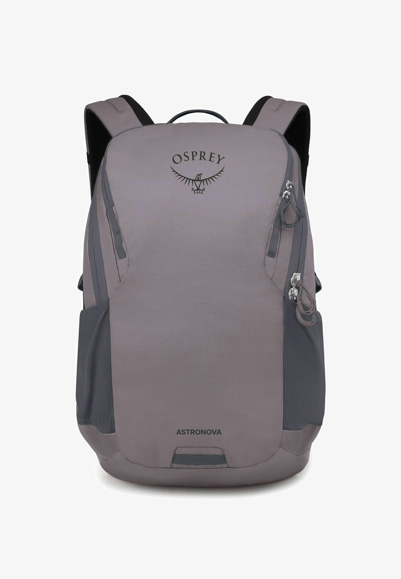 Osprey Astronova Rucksack, graues Gewebe mit strukturierter Oberfläche, verfügt über doppelte Reißverschlüsse, verstärkte Riemen und ein Logo an der Oberseite.