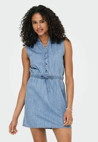 ONLY NORMAL GESCHNITTEN V-AUSSCHNITT MIDI - Haljina od trapera - light blue denim