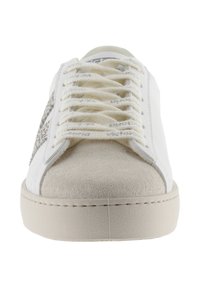 Scarpa da ginnastica bianca con pannello laterale grigio testurizzato, punta arrotondata e lacci color crema. Presenta una punta in camoscio e suola in gomma liscia.