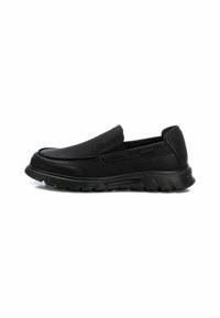 Scarpe slip-on nere con tomaia in morbida pelle, pannelli laterali elastici e suola in gomma spessa e strutturata. Design minimalista e dettagli di cucitura.