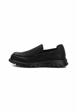 Scarpe slip-on nere con tomaia in morbida pelle, pannelli laterali elastici e suola in gomma spessa e strutturata. Design minimalista e dettagli di cucitura.