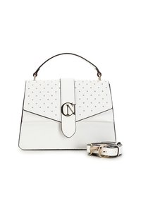 Borsa in finta pelle bianca con una forma strutturata, dettagli con borchie sul davanti e tracolla rimovibile. Include accessori in oro.