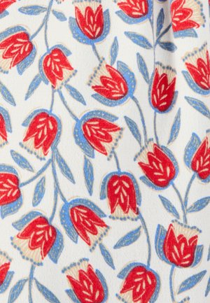 Motif floral répétitif rouge et bleu avec des fleurs stylisées semblables à des tulipes et des feuilles allongées sur un fond de tissu blanc texturé.