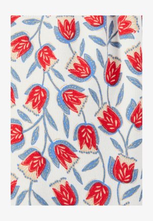 Motivo floreale ripetuto rosso e blu con fiori stilizzati simili a tulipani e foglie allungate su uno sfondo di tessuto bianco testurizzato.