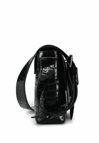 Borsa in pelle nera con stampa crocodile, dotata di una larga tracolla regolabile e di una fibbia argentata, mostrata di lato su sfondo bianco.