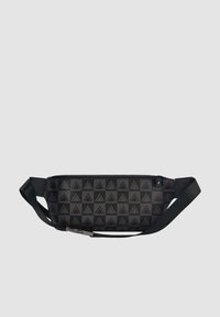 Marsupio nero con un motivo geometrico triangolare, realizzato in materiale resistente, dotato di tracolla regolabile e chiusura a zip.