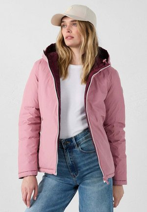 Roze pufferjack met een contrasterende bordeauxrode binnenvoering, voorzien van een ritssluiting, capuchon en subtiel quiltontwerp. Vergezeld van een beige pet.
