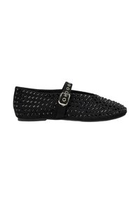 Zapatos planos negros con punta afilada, cubiertos de brillantes tachuelas, con una correa con hebilla de metal en el lateral y una textura suave.