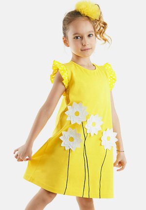 Gelbes Kleid mit Rüschensleevs in Polka-Dots, verziert mit weißen Blumenapplikationen und schwarzen Linienakzenten auf der Vorderseite, aus weichem Stoff gefertigt.