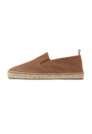 Espadrille en toile marron à enfiler avec semelle en jute tressé et petite languette en tissu au talon, présentée sur fond blanc.