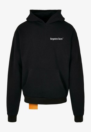 Svart hettegenser med frontlomme, brodert "forgotten faces"-logo i hvitt, snor i hetta og oransje etikett ved sømmen. Blandingsstoff i bomull.