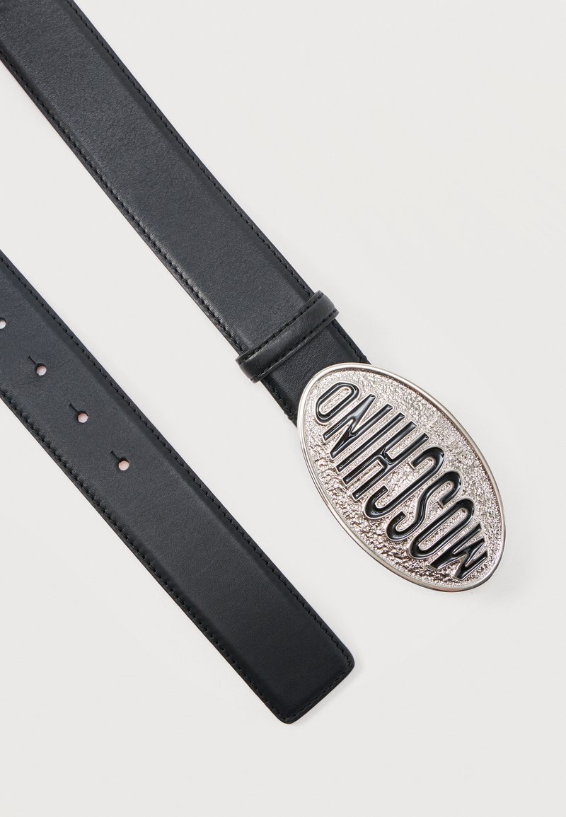 Zwarte leren riem met ovale zilveren gesp voorzien van het verhoogde MOSCHINO-logo in zwarte letters.