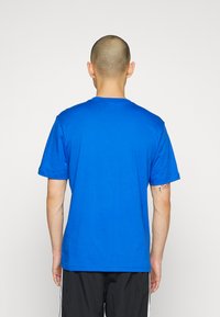 adidas Originals ESSENTIAL TEE - Βασικό μπλουζάκι - blue