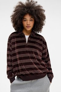 Felpa in tessuto di peluche bordeaux scuro con strisce orizzontali crema e rosa, con collo con zip e polsini a coste.