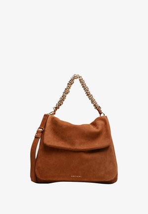 Borsa a tracolla in camoscio marrone con una texture morbida, grande patta e tracolla a catena dorata. Presenta una silhouette arrotondata elegante e il marchio "ORCIANI".