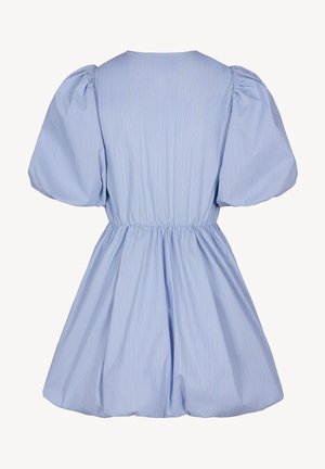 Jasnoniebieska sukienka z delikatnymi pionowymi paskami, bufkami na krótkich rękawach, dopasowaną talią i rozkloszowanym dołem, widziana od tyłu na białym tle.