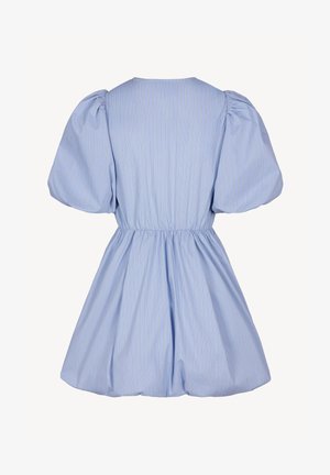 Jasnoniebieska sukienka z delikatnymi pionowymi paskami, bufkami na krótkich rękawach, dopasowaną talią i rozkloszowanym dołem, widziana od tyłu na białym tle.