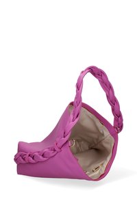 Borsa a tracolla in pelle rosa con manico intrecciato, design aperto che mette in mostra un interno beige, hardware dorato e una texture liscia.