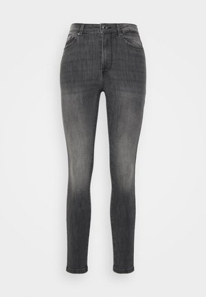Jeans skinny feitos de denim cinza escuro, com cintura média, design de cinco bolsos e um leve desgaste ao longo das pernas.