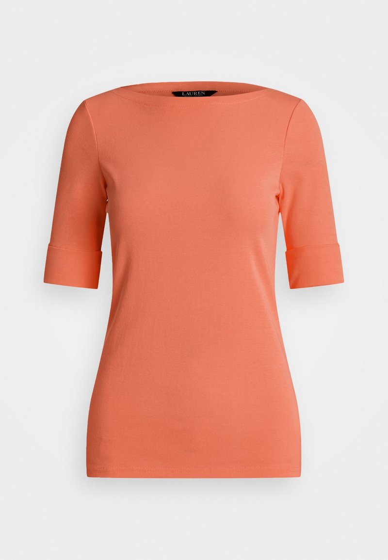 Korallfärgad figurnära kortärmad topp med båthals och uppvikta ärmslut, visad på en enkel vit bakgrund.