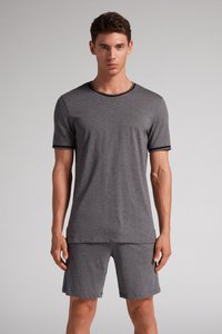Graues T-Shirt mit kurzen Ärmeln und schwarzem Bündchen, kombiniert mit passenden Shorts. Beide Kleidungsstücke haben eine glatte Textur und einen lässigen Schnitt.