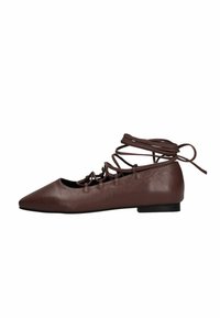 Bruine, puntige ballet flats van glad leer, met crisscross veters en een lage hak. Eenvoudig en elegant ontwerp.