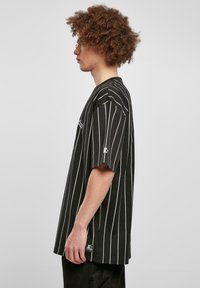Starter PINESTRIPE - Printtipaita - black