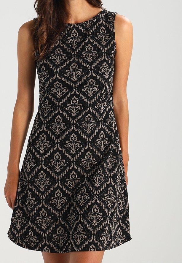 Svart ärmlös klänning med ett texturerat damaskmönster i kontrasterande beige och guld, med rund halsringning och utsvängd silhuett.