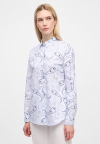 Camicia a maniche lunghe con bottoni in azzurro chiaro e bianco, caratterizzata da un motivo paisley con disegni intricati e un colletto classico. Tessuto morbido.