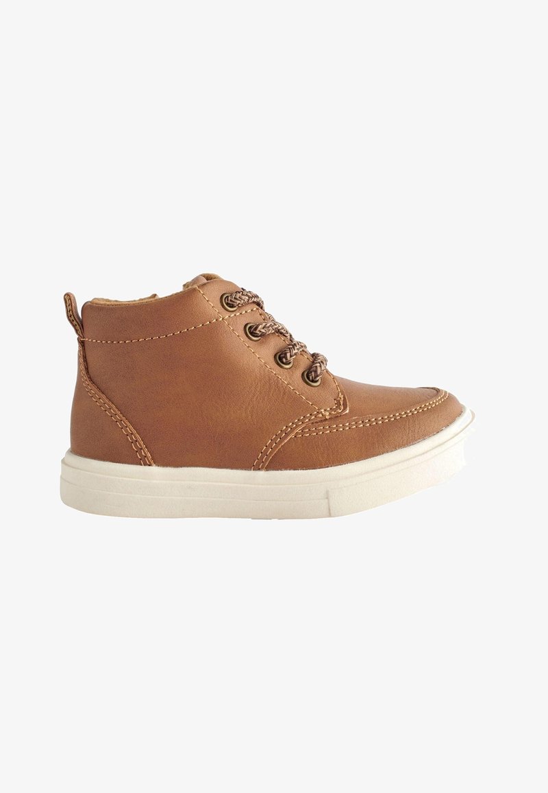 Sneaker montante en cuir marron avec semelle en caoutchouc blanche et lacets marron à motifs, vue de côté extérieur.