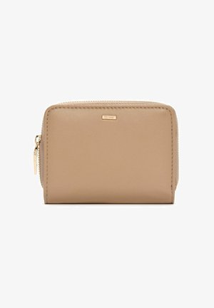 Beżowy skórzany portfel z zamkiem błyskawicznym, gładką fakturą i prostokątnym kształtem. Posiada złoty akcent loga z przodu.